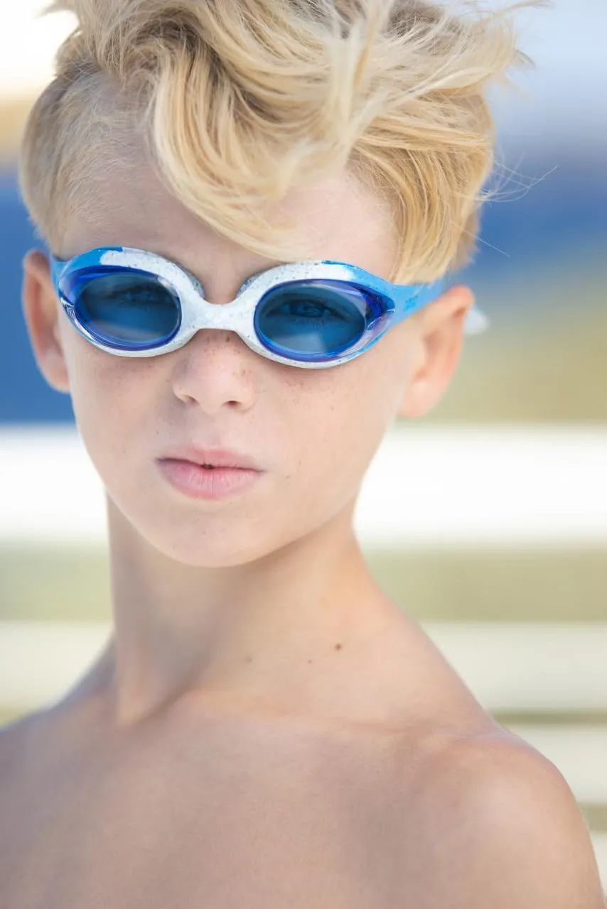 ARENA Unisex Youth Spider Junior Swim Goggles Girls and Boys Ages 6 to 12 Fogless Lenses Easy to Adjust Strap No Leak