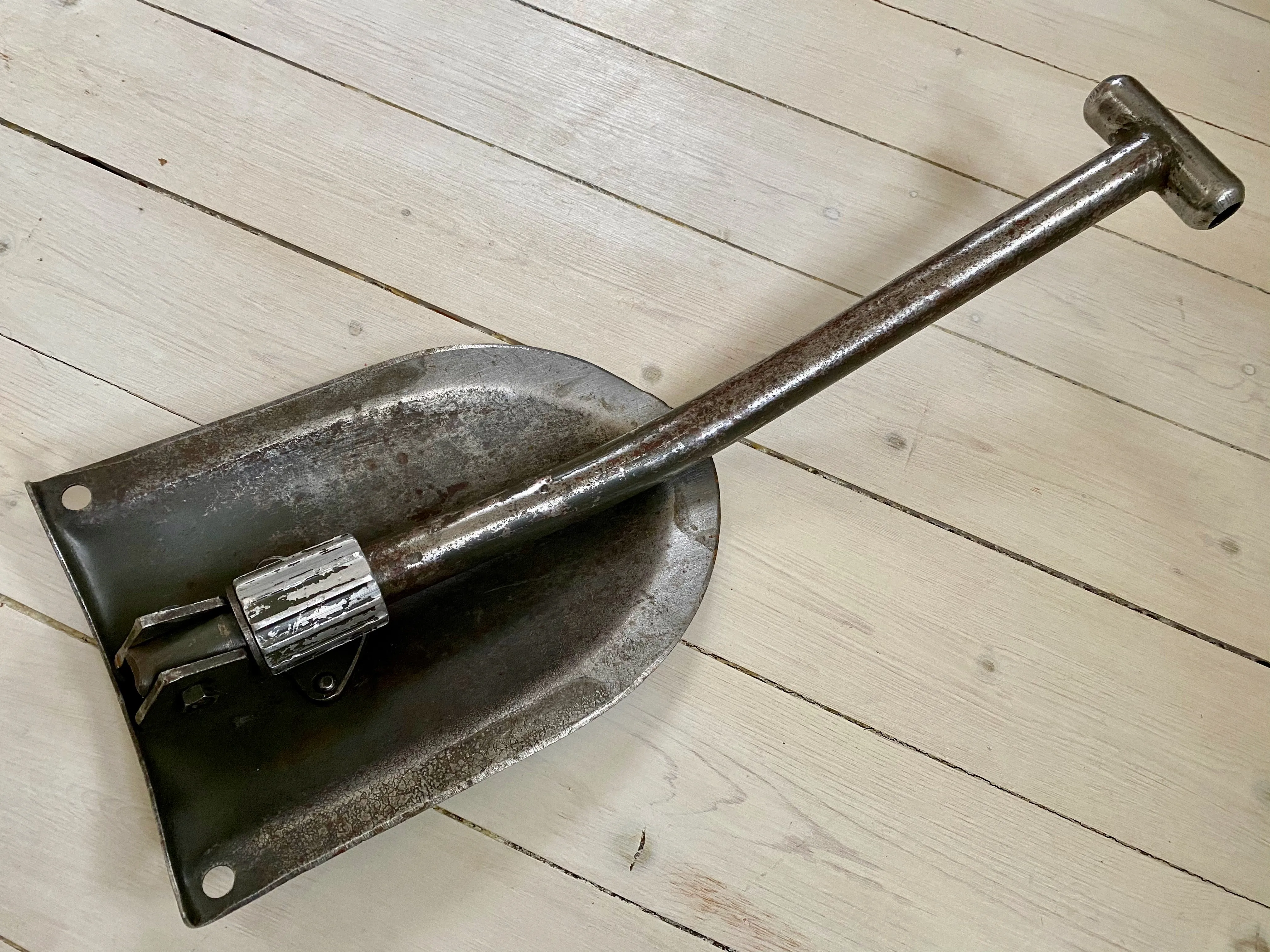 Folding shovel