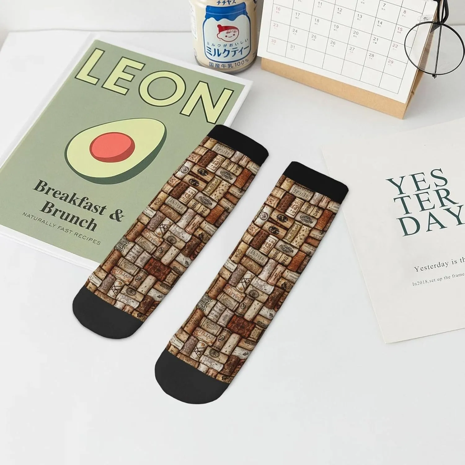 Wine cork print Men's Moisture Wicking Socks for Work Sports Boot Socks Athletic Running Daily